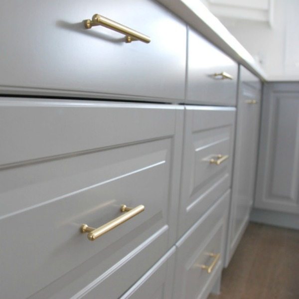 How To Choose and Install Gold Hardware Pulls in your Kitchen - the