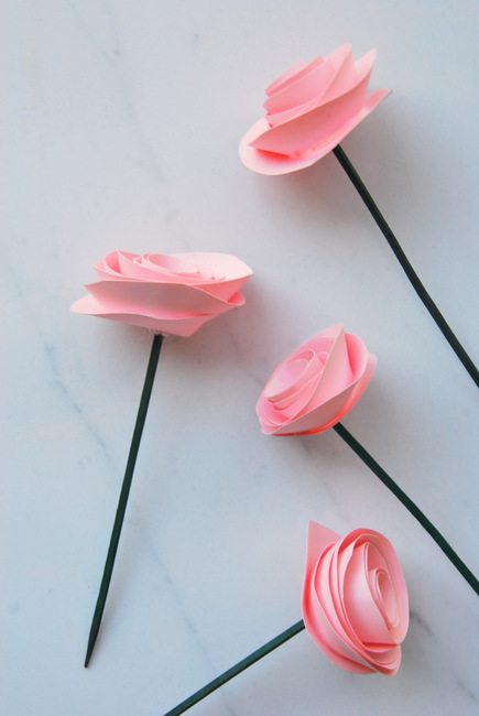 paper flower tutorial - via the sweetest digs