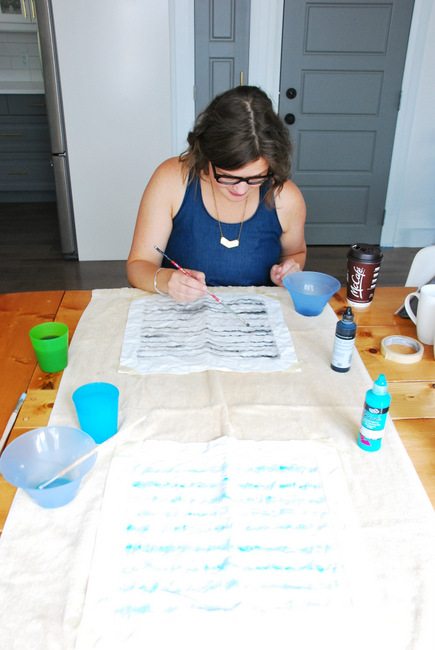make these DIY watercolour painted napkins - a great handmade gift idea!