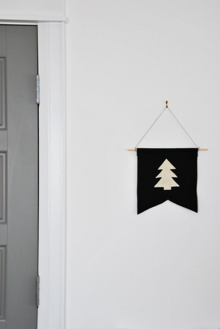 Check out this Blogger's Christmas House Tour featuring DIY and budget friendly decor. Great ideas to keep it simple and decorate in a chic black, white and gold scheme.
