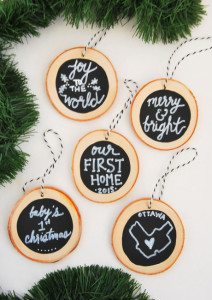 How to make DIY chalkboard wood slice christmas ornaments. Super easy and a great handmade gift idea! 