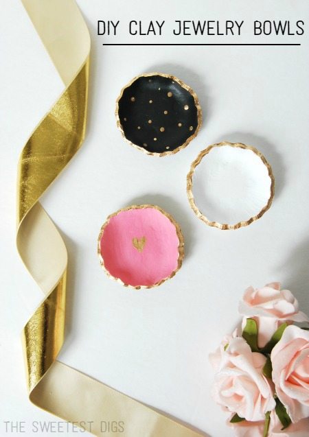 Make these super cute DIY painted ceramic jewelry dishes - all you need is clay, a cookie cutter, and paint! Beautiful handmade gift idea for under $5. D