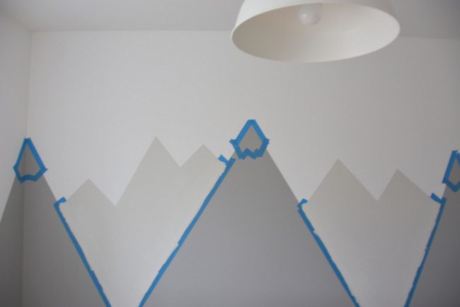 Looking for an amazing kids room or nursery decor idea? DIY this painted mountain range mural - easy and budget friendly! Perfect for a graphic, black and white, camping, adventure style room. Head on over to the blog for the full how-to tutorial. 