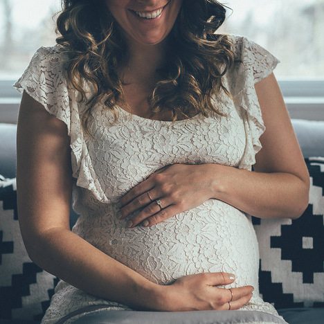 Want to ensure you get beautiful maternity photos? Here are my top tips for ensuring a great pregnancy photoshoot! How to choose a location whether it's at home, outdoors, winter, etc., what to wear, props to include, and more! Head on over to the blog for the full list and a FREE tip sheet download!