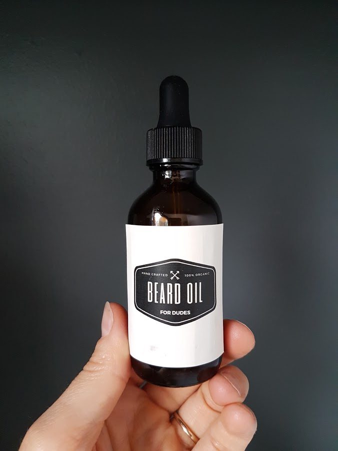 DIY Beard Oil Recipe | Make this handmade beard oil for Father's day or as a homemade gift idea for Dad. Easy to follow recipe using essential oils! Free printable labels are included for download.