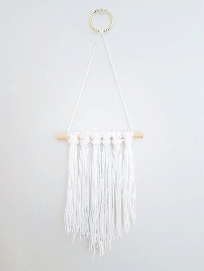 Stylish DIY Yarn Wall Hanging Tutorial » with video + inexpensive supplies