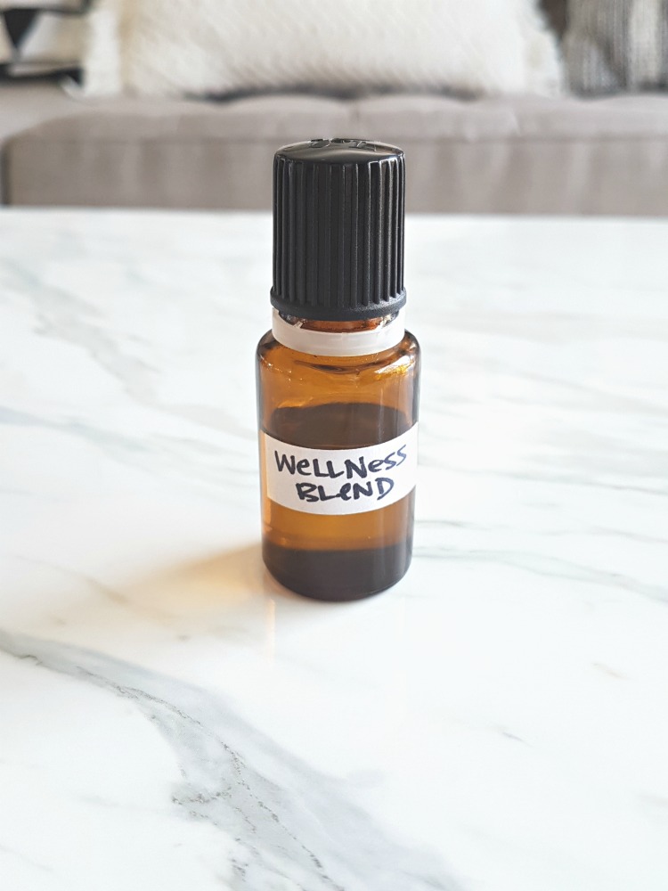 How to make a wellness and #immunity support #roller with #essential #oils. Click through for the recipe!