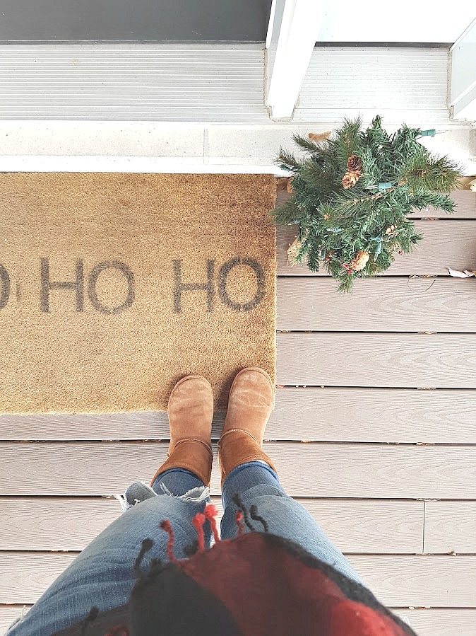 DIY #christmas #doormat. Make this easy holiday doormat for your front porch!