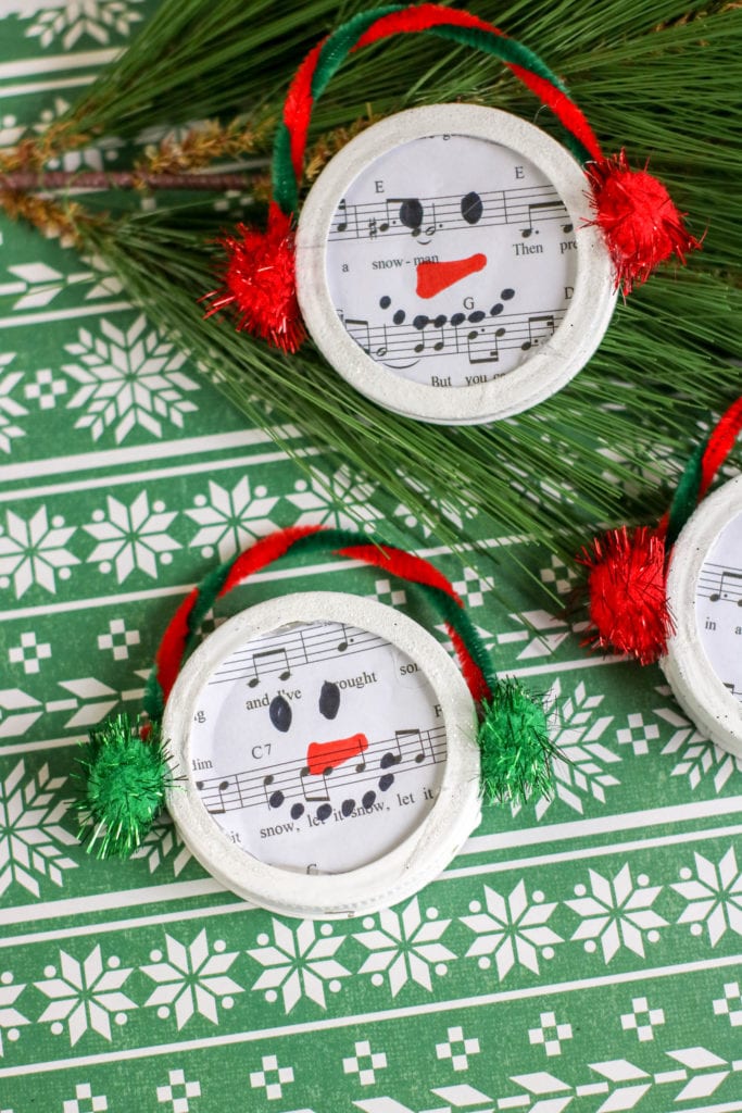 Learn how to make a mason jar lid snowman with this easy-to-follow DIY tutorial. A fun Christmas craft idea for toddlers, older kids, and the whole family!