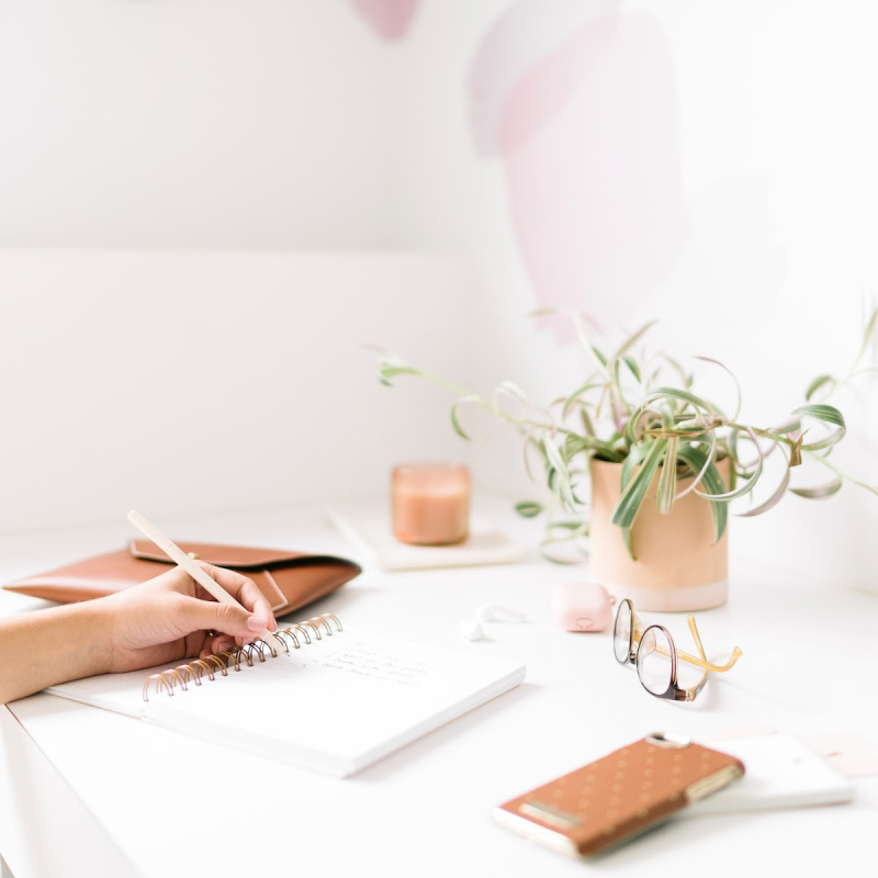 Chic Pink and Gold Office Decor: Get The Look! - THE SWEETEST DIGS