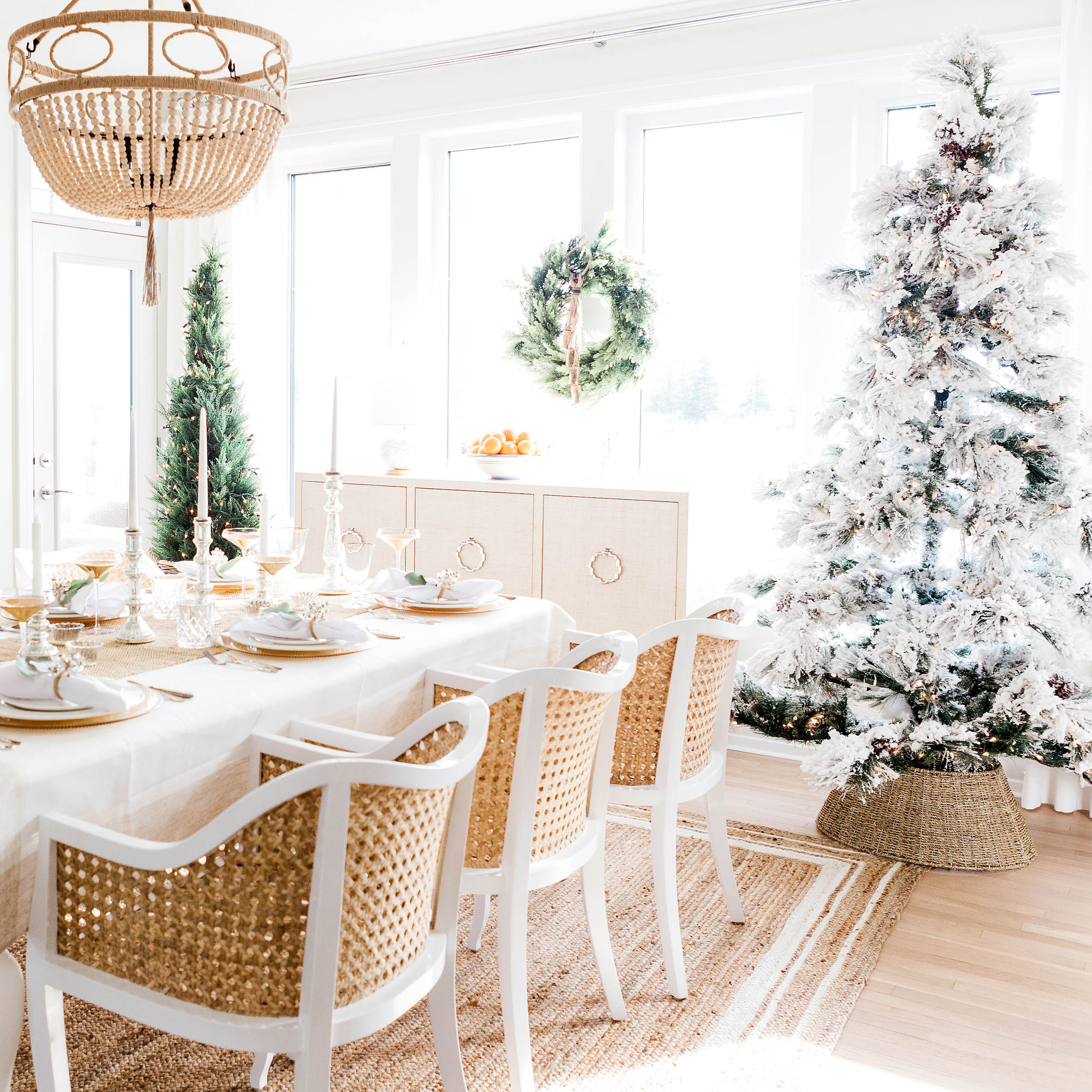 Elegant and Simple Christmas Living Room in White  White christmas garland,  Simple christmas decor, Natural christmas decor