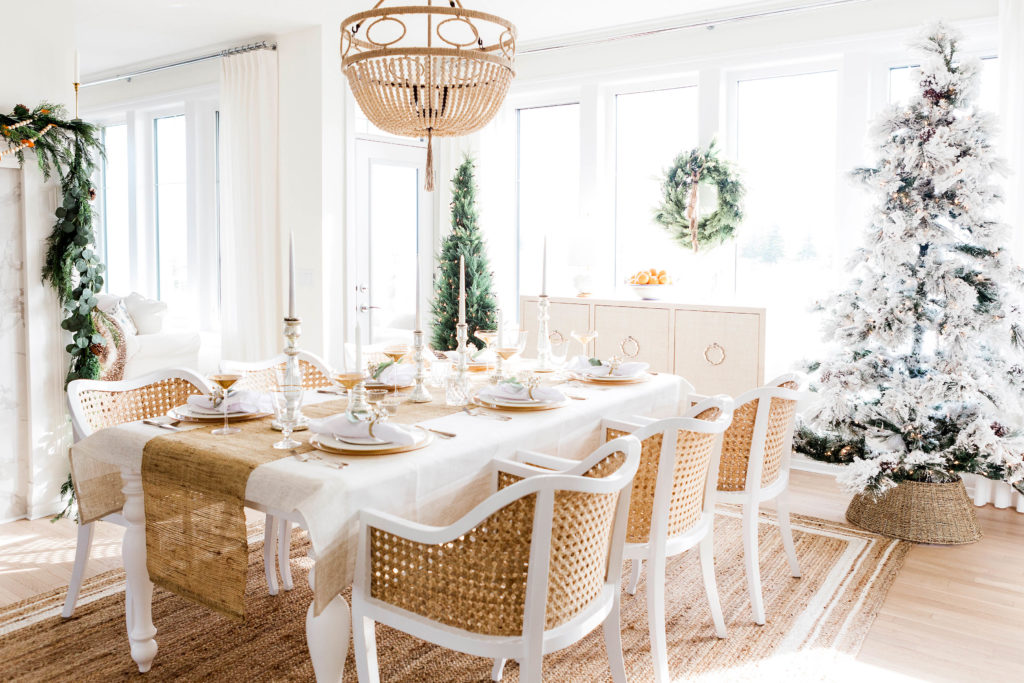 https://thesweetestdigs.com/wp-content/uploads/2020/11/minimalist-modern-white-christmas-decorating-ideas-1024x683.jpg