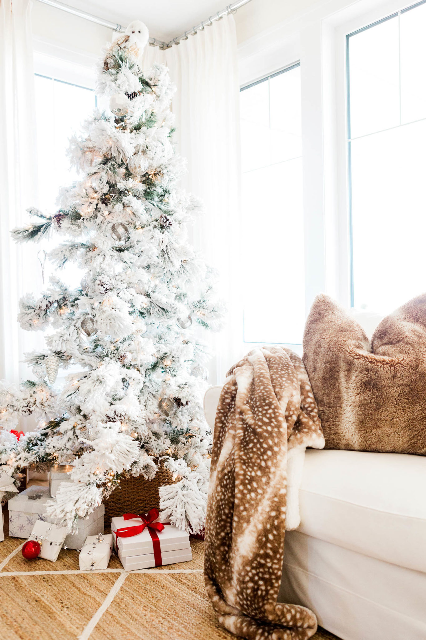 Magazine-Worthy: White Christmas Decorating Ideas - THE SWEETEST DIGS